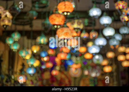 Les images floues multicolores des lampes et des lustres en style arabe musulman dans une boutique dans la ville de Grenade en Andalousie .spagna Banque D'Images