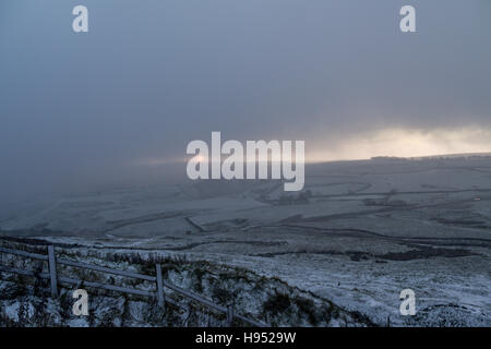 Castleton, Derbyshire, Royaume-Uni. 18 Nov, 2016. Météo britannique. Le Derbyshire et la région de la vallée de l'espoir se réveilla de fortes chutes de neige ce matin.Sunrise Mam Tor . Crédit : Ian Francis/Alamy Live News Banque D'Images