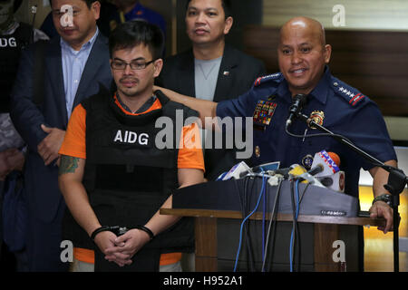 Quezon City, Philippines. 18 Nov, 2016. La Police nationale philippine Directeur Directeur général Ronald dela Rosa (R) s'exprime en tant qu'il présente aux médias seigneur de drogue présumés Kerwin Espinosa à l'intérieur du PNP siège à Quezon City, Philippines, le 18 novembre 2016. Espinosa, fils de l'ancien maire Albuera Rolando Espinosa Sr., qui a été tué alors qu'il était en prison, a été arrêté dans les Emirats arabes unis et seront confrontés à des cas de trafic de drogues illégales. Credit : Rouelle Umali/Xinhua/Alamy Live News Banque D'Images