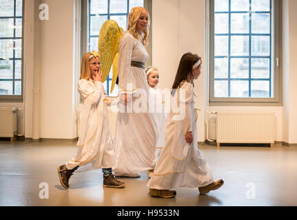 Engelskirchen, Allemagne. 18 Nov, 2016. Une jeune femme habillée comme le Christ Enfant et les filles habillés comme des anges marcher vers le Christ Enfant Bureau de poste à Engelskirchen, Allemagne, 18 novembre 2016. PHOTO : WOLFRAM KASTL/dpa/Alamy Live News Banque D'Images