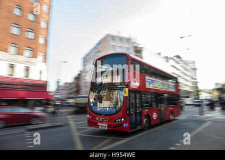 Londres, Royaume-Uni. Nov 11, 2016. Un bus se déplaçant dans une rue de Londres, Angleterre, 11 novembre 2016. Photo : Wolfram Kastl/dpa/Alamy Live News Banque D'Images