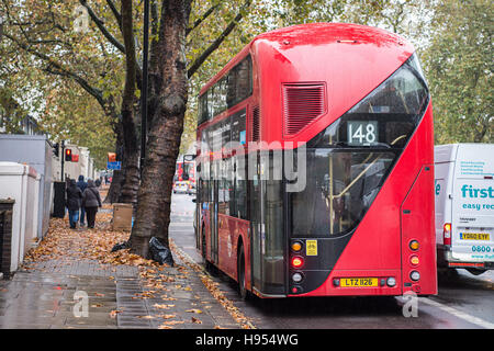 Londres, Royaume-Uni. 09Th Nov, 2016. Un bus se déplaçant dans une rue de Londres, Angleterre, 09 novembre 2016. Photo : Wolfram Kastl/dpa/Alamy Live News Banque D'Images