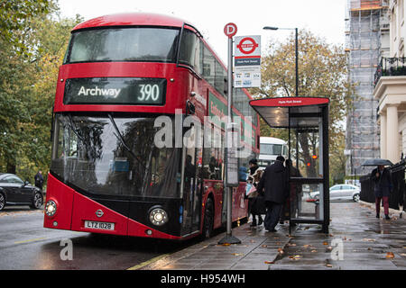 Londres, Royaume-Uni. 09Th Nov, 2016. Un bus est debout à l'arrêt de la rue High Park à proximité de Hyde Park à Londres, Angleterre, 09 novembre 2016. Photo : Wolfram Kastl/dpa/Alamy Live News Banque D'Images