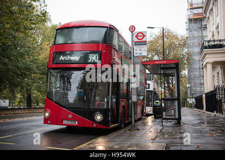 Londres, Royaume-Uni. 09Th Nov, 2016. Un bus est debout à l'arrêt de la rue High Park à proximité de Hyde Park à Londres, Angleterre, 09 novembre 2016. Photo : Wolfram Kastl/dpa/Alamy Live News Banque D'Images