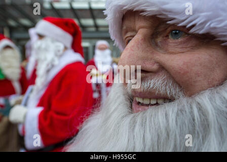 Brême, Allemagne. 18 Nov, 2016. La première Santa Clauses sont à l'Agence pour l'emploi cette année, la réunion du personnel à Brême, Allemagne, 18 novembre 2016. Jusqu'à présent, un total de vingt Santa Clauses sont disponibles pour la saison de l'Avent et la Nuit Sainte, à Brême. Cependant, la demande est beaucoup plus élevée de la création d'une nécessité d'autres candidats. Photo : INGO WAGNER/DPA/Alamy Live News Banque D'Images