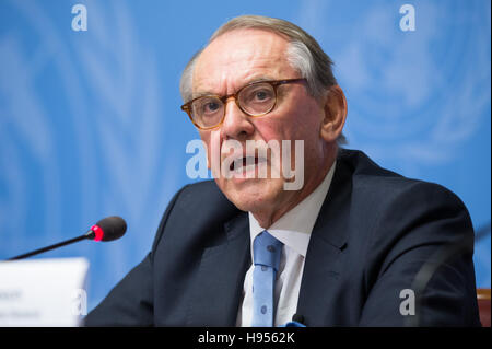 Genève, Suisse. 18 Nov, 2016. Secrétaire général adjoint de l'ONU Jan Eliasson répond à une conférence de presse à Genève, Suisse, le 18 novembre 2016. Eliasson a averti vendredi que la situation de districts de l'est de la Syrie du nord de la ville d'Alep est de grave préoccupation que les combats entre les factions continuent à entraver les efforts visant à relâcher les civils. Credit : Xu Jinquan/Xinhua/Alamy Live News Banque D'Images