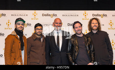 Londres, Royaume-Uni, 18 Nov 2016. Le groupe Kaiser Chiefs avec Lawrence Dallaglio et fondation. Une moquette rouge comme des célébrités arrivent à l'Dallaglio Foundatio '8Rocks' charity soirée de levée de fonds, tenue à Battersea Evolution. RugbyWorks la fondation initiative vise à appuyer les inconvénients des jeunes. Banque D'Images