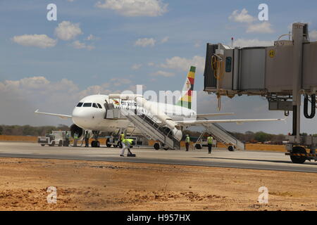 (161118) -- Victoria Falls (Zimbabwe), le 18 novembre 2016 (Xinhua) -- Un avion d'Air Zimbabwe est vu sur la piste de l'Aéroport International de Victoria Falls à Victoria Falls, Zimbabwe, le 18 novembre 2016. Le président Robert Mugabe du Zimbabwe a commandé le vendredi la mise à niveau de l'Aéroport International de Victoria Falls, qui a été construit avec le soutien de la Chine. (Xinhua/Chen Yaqin) Banque D'Images