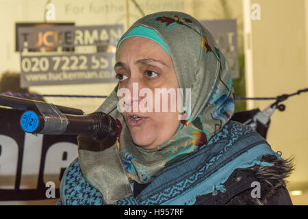 Londres, Royaume-Uni. 18 novembre 2016. Laila Sharary Shahary, épouse de Fayez, parle de l'arrestation de son mari à la protestation de l'homme Inminds de groupe à l'extérieur du siège social de la société de sécurité G4S à l'enlèvement par Israël et la torture de British national et père de cinq Fayez Sharary. Arrêté par les forces israéliennes le 15 septembre avant de quitter la Cisjordanie pour la Jordanie avec sa femme et l'enfant le plus jeune à voler à la maison après une visite en famille il a été torturé pendant trois semaines par la police secrète israélienne pour forcer une confession un juge israélien a déclaré cette inutile et irrecevable un Banque D'Images