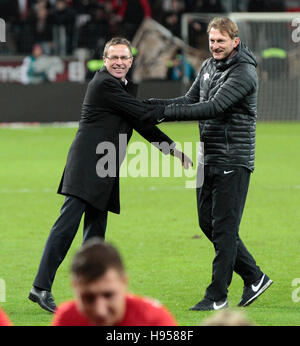 Leverkusen, Allemagne 18.11.2016, journée de Bundesliga Bayer 04 Leverkusen11, vs RB Leipzig : Manager Ralph Hasenhuettl (Leipzig, R) avec Ralf Rangnick. Credit : Juergen Schwarz/Alamy Live News Banque D'Images