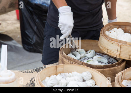 Bondi Beach, Sydney, Australie. 19 Nov, 2016. Samedi matin, jour de marché qui a eu lieu à Bondi Public School. Le porc et le poisson à la vapeur boulettes de pains en vente. Crédit : martin berry/Alamy Live News Banque D'Images