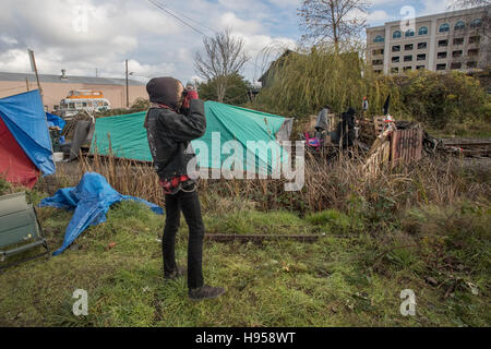 Un protestataire de montres pour les agents d'application de la loi qui ont été vus espionnage sur la barricade du Port d'Olympie railroad. Ce blocus était d'empêcher le chargement des sables bitumineux de fracturation (proppants) aux champs de pétrole de Bakken dans le Dakota du Nord. Cette manifestation était en solidarité avec les protecteurs de l'eau au Standing Rock protester près de Cannonball, dans le Dakota du Nord. Banque D'Images