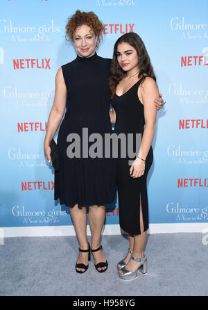 Westwood, Californie, USA. 18 Nov, 2016. Alex Kingston et Salomé Haertel arrive pour la première de "Netflix Gilmore Girls : une année dans la vie' en première mondiale au théâtre Bruin. © Lisa O'Connor/ZUMA/Alamy Fil Live News Banque D'Images