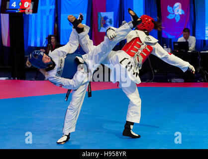 Burnaby, Canada. 18 novembre, 2016. Championnats du Monde Junior de taekwondo WTF, Josipa Kafadar (CAN) bleu et Jia Li (CHI) rouge, la concurrence dans les 52kg Alamy Live News/ Peter Llewellyn Banque D'Images