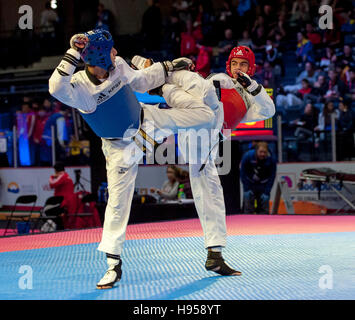 Burnaby, Canada. 18 novembre, 2016. Championnats du Monde Junior de taekwondo WTF, Yazan Ihmeda (JOR) bleu et Sherif Hassan (CAN), la concurrence dans les 63kg Alamy Live News/ Peter Llewellyn Banque D'Images