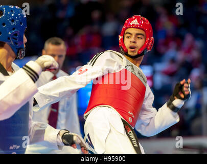 Burnaby, Canada. 18 novembre, 2016. Championnats du Monde Junior de taekwondo WTF, Yazan Ihmeda (JOR) bleu et Sherif Hassan (CAN), la concurrence dans les 63kg Alamy Live News/ Peter Llewellyn Banque D'Images