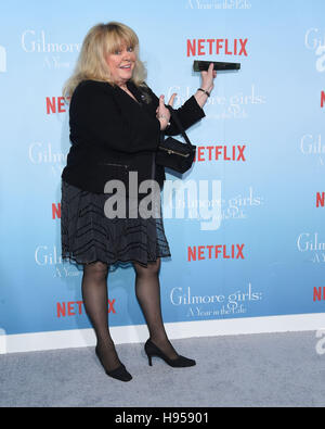 Westwood, Californie, USA. 18 Nov, 2016. Sally Struthers arrive pour la première de "Netflix Gilmore Girls : une année dans la vie' en première mondiale au théâtre Bruin. © Lisa O'Connor/ZUMA/Alamy Fil Live News Banque D'Images