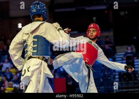 Burnaby, Canada. 18 novembre, 2016. Championnats du Monde Junior de taekwondo WTF, Yazan Ihmeda (JOR) bleu et Sherif Hassan (CAN), la concurrence dans les 63kg Alamy Live News/ Peter Llewellyn Banque D'Images