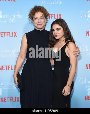 Westwood, Californie, USA. 18 Nov, 2016. Alex Kingston et Salomé Haertel arrive pour la première de "Netflix Gilmore Girls : une année dans la vie' en première mondiale au théâtre Bruin. © Lisa O'Connor/ZUMA/Alamy Fil Live News Banque D'Images