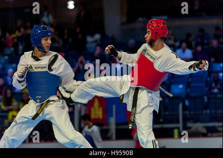 Burnaby, Canada. 18 novembre, 2016. Championnats du Monde Junior de taekwondo WTF, Yazan Ihmeda (JOR) bleu et Sherif Hassan (CAN), la concurrence dans les 63kg Alamy Live News/ Peter Llewellyn Banque D'Images