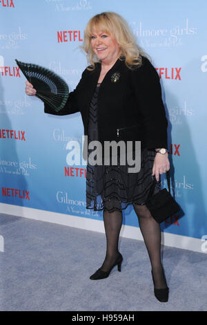 Westwood, CA, USA. 18 Nov, 2016. 18 novembre 2016 - Westwood, Californie. Sally Struthers. Première mondiale de la Netflix ''Gilmore Girls : une année dans la vie'' qui a eu lieu au Regency Bruin Theatre. Crédit photo : Birdie Thompson/AdMedia © Birdie Thompson/AdMedia/ZUMA/Alamy Fil Live News Banque D'Images