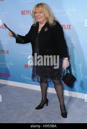 Westwood, CA, USA. 18 Nov, 2016. 18 novembre 2016 - Westwood, Californie. Sally Struthers. Première mondiale de la Netflix ''Gilmore Girls : une année dans la vie'' qui a eu lieu au Regency Bruin Theatre. Crédit photo : Birdie Thompson/AdMedia © Birdie Thompson/AdMedia/ZUMA/Alamy Fil Live News Banque D'Images