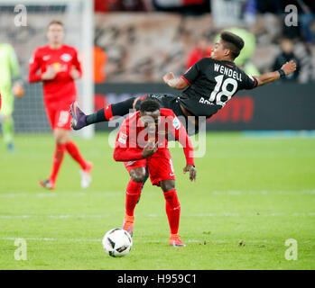 Leverkusen, Allemagne. 18 Nov, 2016. Naby KEITA, RB Leipzig 8 se bat pour la balle contre WENDELL, Lev 18 BAYER 04 LEVERKUSEN - RB LEIPZIG 2-3 1.ligue de football allemand, Leverkusen, suis le 18 novembre 2016, la saison 2016/2017 Crédit : Peter Schatz/Alamy Live News Banque D'Images