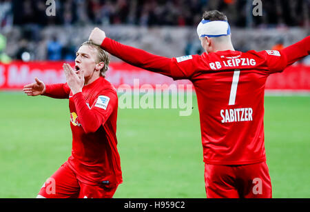 Leverkusen, Allemagne. 18 Nov, 2016. Emil Forsberg, RB Leipzig 10 célèbre son but pour, heureux, rire, 2-2 avec Marcel SABITZER, RB Leipzig 7 BAYER 04 LEVERKUSEN - RB LEIPZIG 2-3 1.ligue de football allemand, Leverkusen, suis le 18 novembre 2016, la saison 2016/2017 Crédit : Peter Schatz/Alamy Live News Banque D'Images