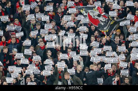 Leverkusen, Allemagne. 18 Nov, 2016. Démonstration de fans contre Red Bull, au lieu de l'Aspirine BAYER 04 LEVERKUSEN Taurin - RB LEIPZIG 2-3 1.ligue de football allemand, Leverkusen, suis le 18 novembre 2016, la saison 2016/2017 Crédit : Peter Schatz/Alamy Live News Banque D'Images