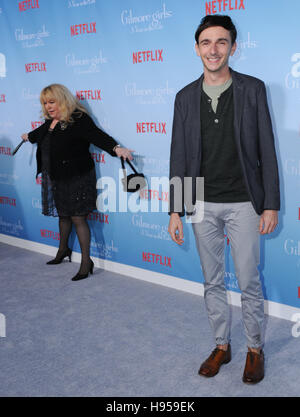 Westwood, CA, USA. 18 Nov, 2016. 18 novembre 2016 - Westwood, Californie. Sally Struthers. Première mondiale de la Netflix ''Gilmore Girls : une année dans la vie'' qui a eu lieu au Regency Bruin Theatre. Crédit photo : Birdie Thompson/AdMedia © Birdie Thompson/AdMedia/ZUMA/Alamy Fil Live News Banque D'Images