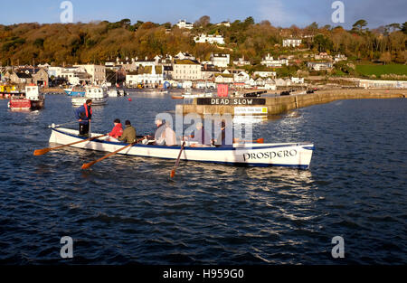 Lyme Regis Dorset, UK. 19 Nov, 2016. Les membres du Club Concert de Lyme partir en mer de Lyme Regis sur un beau matin tôt dans le Dorset Crédit : Simon Dack/Alamy Live News Banque D'Images