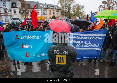 Kehl, Deutschland. 19 Nov, 2016. Ein Polizist steht am 19.11.2016 vor Beginn des Landesparteitag AfD Baden-Württemberg der bei der Stadthalle à Kehl (Bade-Wurtemberg) vor zahlreichen Demonstranten. Sie demonstrieren notamment gegen den Ausschluss der Presse beim Landesparteitag AfD. Zahlreiche sichern Nachts An Der Anlagestelle der die Stadthalle ab. Foto : Silas Stein/dpa/Alamy Live News Banque D'Images