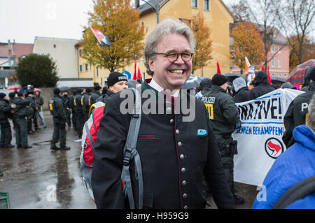 Kehl, Deutschland. 19 Nov, 2016. Heinrich Fiechtner (AfD) geht vor Beginn des am 19.11.2016 der Landesparteitag Bade-wurtemberg AfD une Demonstranten vor der Stadthalle à Kehl (Bade-Wurtemberg) vorbei. Sie demonstrieren notamment gegen den Ausschluss der Presse beim Landesparteitag AfD. Zahlreiche sichern Nachts An Der Anlagestelle der die Stadthalle ab. Foto : Silas Stein/apd /afp/Alamy Live News Banque D'Images