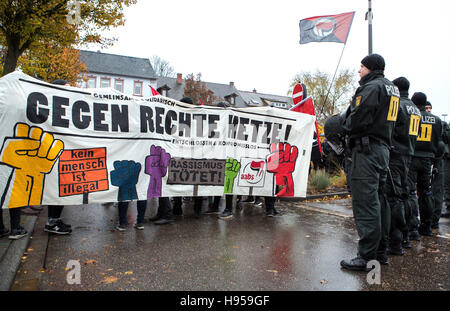 Kehl, Deutschland. 19 Nov, 2016. Demonstranten halten am 19.11.2016 vor Beginn des Landesparteitag AfD Baden-Württemberg der bei der Stadthalle à Kehl (Bade-Wurtemberg) ein mit der Aufschrift Transparent "Gegen Rechte Hetze !". Sie demonstrieren notamment gegen den Ausschluss der Presse beim Landesparteitag AfD. Zahlreiche sichern Nachts An Der Anlagestelle der die Stadthalle ab. Foto : Silas Stein/apd /afp/Alamy Live News Banque D'Images