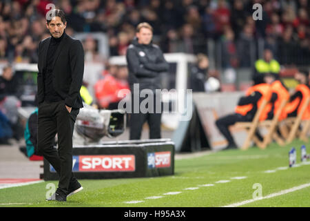 Leverkusen, Allemagne. 18 Nov, 2016. L'entraîneur de Leverkusen Roger Schmidt au cours de la Bundesliga match de football entre le Bayer Leverkusen et le RB Leipzig dans la BayArena à Leverkusen, Allemagne, 18 novembre 2016. Photo : MARIUS BECKER/dpa/Alamy Live News Banque D'Images