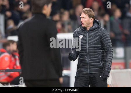 Leverkusen, Allemagne. 18 Nov, 2016. L'entraîneur de Leipzig Ralph Hasenhuettl réagit au cours de la Bundesliga match de football entre le Bayer Leverkusen et le RB Leipzig dans la BayArena à Leverkusen, Allemagne, 18 novembre 2016. Photo : MARIUS BECKER/dpa/Alamy Live News Banque D'Images