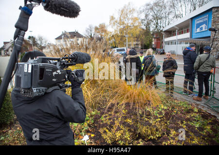 Kehl, Deutschland. 19 Nov, 2016. Ein Kamerateam filmt am 19.11.2016 vor der Stadthalle à Kehl (Bade-Wurtemberg) beim Landesparteitag neben der Bade-wurtemberg AfD. L'AfD Die hat erstmals Medienvertreter von einem or Parteitag. Foto : Silas Stein/apd /afp/Alamy Live News Banque D'Images