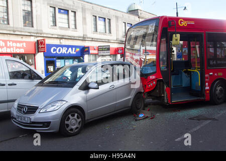 Wimbledon Londres, Royaume-Uni. 19 Nov, 2016. Les services de police et d'urgence pour assister à la scène à la suite d'une collision routière avec plusieurs voitures sur Wimbledon centre ville sur une longue journée de shopping bien qu'il n'y a pas eu de blessés Crédit : amer ghazzal/Alamy Live News Banque D'Images