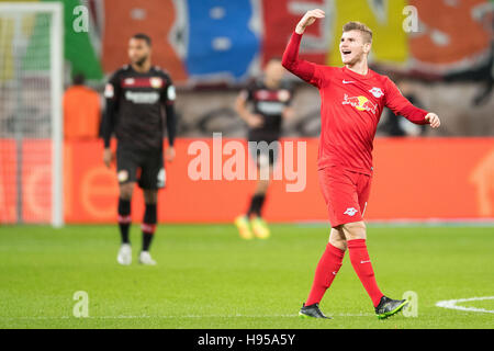 Leverkusen, Allemagne. 18 Nov, 2016. Fabio Coltorti de Leipzig cheers après son 1-1 but durant la Bundesliga match de football entre le Bayer Leverkusen et le RB Leipzig dans la BayArena à Leverkusen, Allemagne, 18 novembre 2016. Photo : MARIUS BECKER/dpa/Alamy Live News Banque D'Images