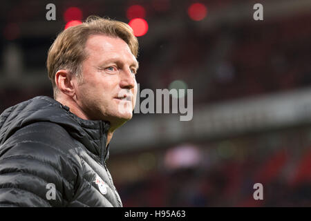 Leverkusen, Allemagne. 18 Nov, 2016. L'entraîneur de Leipzig au cours de l'Hasenhuettl Ralph Bundesliga match de football entre le Bayer Leverkusen et le RB Leipzig dans la BayArena à Leverkusen, Allemagne, 18 novembre 2016. Photo : MARIUS BECKER/dpa/Alamy Live News Banque D'Images