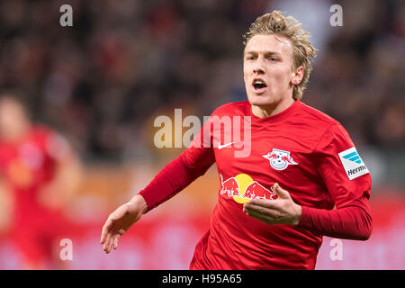 Leverkusen, Allemagne. 18 Nov, 2016. Leipzig's Emil Forsberg cheers après son 2-2 but durant la Bundesliga match de football entre le Bayer Leverkusen et le RB Leipzig dans la BayArena à Leverkusen, Allemagne, 18 novembre 2016. Photo : MARIUS BECKER/dpa/Alamy Live News Banque D'Images