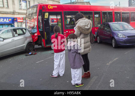 Wimbledon Londres, Royaume-Uni. 19 Nov, 2016. Les services de police et d'urgence pour assister à la scène à la suite d'une collision routière avec plusieurs voitures sur Wimbledon centre ville sur une longue journée de shopping bien qu'il n'y a pas eu de blessés Crédit : amer ghazzal/Alamy Live News Banque D'Images