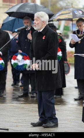 Service dans la marine marchande Newport Wales UK Samedi 19 Novembre 2016 Paul Flynn MP pour Newport West à l'Association de la marine marchande de la Direction générale de la ville de Newport Service du souvenir au Mémorial de la marine marchande les navigateurs à Newport vert. Crédit : Steven Phillips/Alamy Live News Banque D'Images