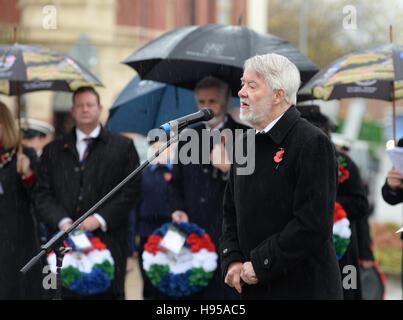 Service dans la marine marchande Newport Wales UK Samedi 19 Novembre 2016 Paul Flynn MP pour Newport West à l'Association de la marine marchande de la Direction générale de la ville de Newport Service du souvenir au Mémorial de la marine marchande les navigateurs à Newport vert. Crédit : Steven Phillips/Alamy Live News Banque D'Images