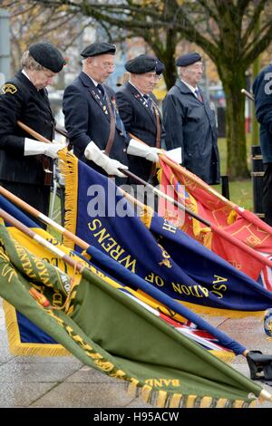 Service dans la marine marchande Newport Wales UK Samedi 19 Novembre 2016 L'Association de la marine marchande de la Direction générale de la ville de Newport Service du souvenir au Mémorial de la marine marchande les navigateurs à Newport vert. Étendard abaisser leurs normes Crédit : Steven Phillips/Alamy Live News Banque D'Images