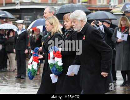 Service dans la marine marchande Newport Wales UK Samedi 19 Novembre 2016 Paul Flynn MP pour Newport West (à droite) à l'Association de la marine marchande de la Direction générale de la ville de Newport Service du souvenir au Mémorial de la marine marchande les navigateurs à Newport vert. Crédit : Steven Phillips/Alamy Live News Banque D'Images