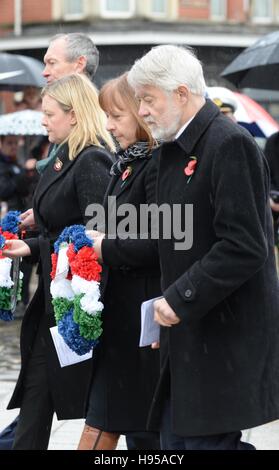 Service dans la marine marchande Newport Wales UK Samedi 19 Novembre 2016 Paul Flynn MP pour Newport West (à droite) à l'Association de la marine marchande de la Direction générale de la ville de Newport Service du souvenir au Mémorial de la marine marchande les navigateurs à Newport vert. Crédit : Steven Phillips/Alamy Live News Banque D'Images