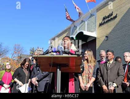 Washington, USA. 18 Nov, 2016. Rev. Andrea Alexander, (photo) du Conseil National des Eglises, prend la parole à une conférence de presse appelant le président-élu Donald Trump de respecter la liberté religieuse. Au lendemain de l'élection et en réponse à l'augmentation des crimes de haine contre les musulmans, les dirigeants chrétiens et juifs se sont joints à leurs collègues musulmans à Masjid Muhammad à Washington, DC le vendredi 18 novembre, 2016 pour le quotidien la prière musulmane. Credit : Ron Sachs/CNP /MediaPunch MediaPunch Crédit : Inc/Alamy Live News Banque D'Images