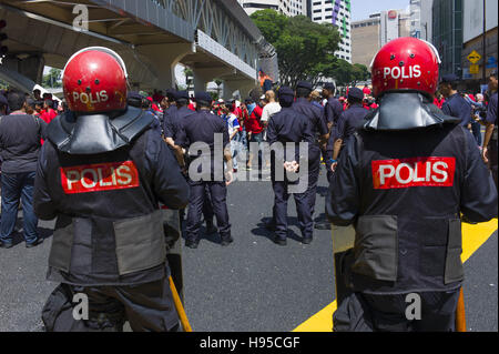 Kuala Lumpur, KUALA LUMPUR, MALAISIE. 19 Nov, 2016. La Police royale de Malaisie à partir de l'unité de la Réserve fédérale (FRU) montent la garde près de l'indépendance (Merdeka Square) le 19 novembre 2016 à Kuala Lumpur, Malaisie Crédit : Chris Jung/ZUMA/Alamy Fil Live News Banque D'Images