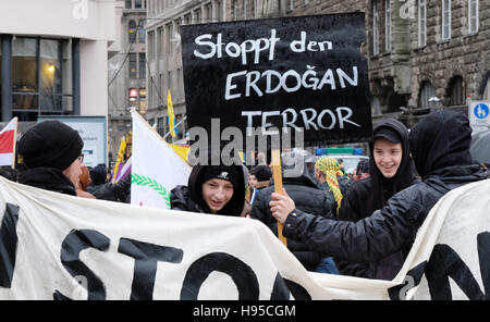 Les participants à une manifestation contre le président turc Erdogan à pied avec un panneau 'Stop' par la terreur, Leipzig, Allemagne, 19 novembre 2016. Environ 300 personnes ont participé à cette marche de protestation. Photo : SEBASTIAN WILLNOW/dpa Banque D'Images